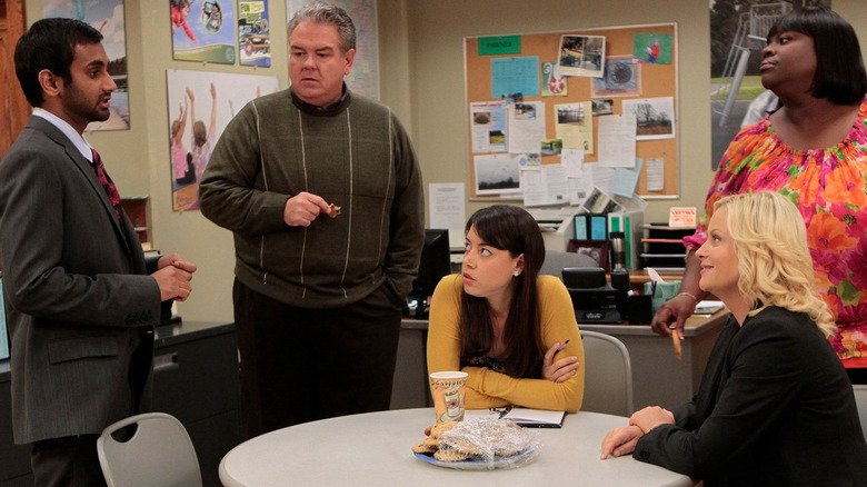 Tom, Jerry, April, Leslie, and Donna in the Parks and Recreation office