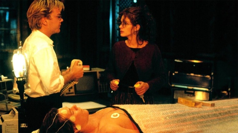 Kiefer Sutherland as Nelson and Julia Roberts as Rachel holding defibrillators in Flatliners