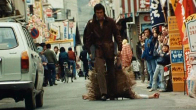 Sonny Chiba dragging a body down the sidewalk