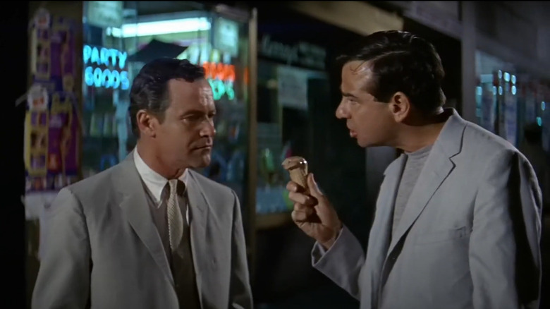 Lemmon and Matthau eating ice cream on street