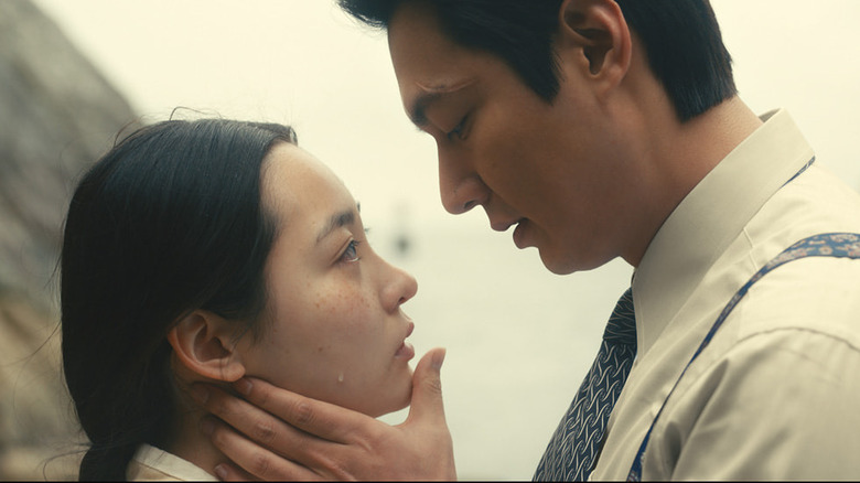 Koh Hansu (Lee Min-Ho) se prepara para beijar um Sunja mais jovem (Kim Min-Ha) em Pachinko