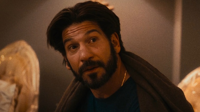 Jon Bernthal as Michael Berzatto, wearing a blanket as a shawl in The Bear