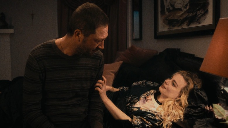 Ebon Moss-Bachrach and Gillian Jacobs as Cousin Richie and Tiffany Jerimovich, sitting together on a bed in The Bear