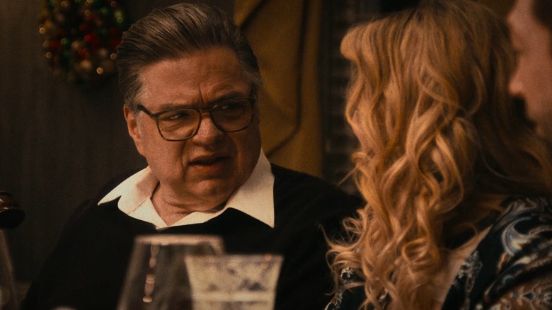 Oliver Platt as Uncle Jimmy, talking to Tiffany and Richie at the dinner table in The Bear