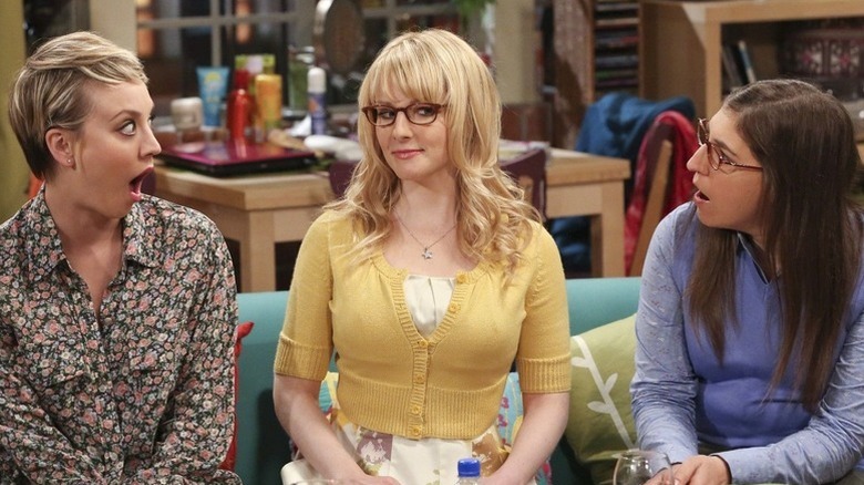 Penny dan Amy tampak terkejut pada Bernadette di Big Bang Theory