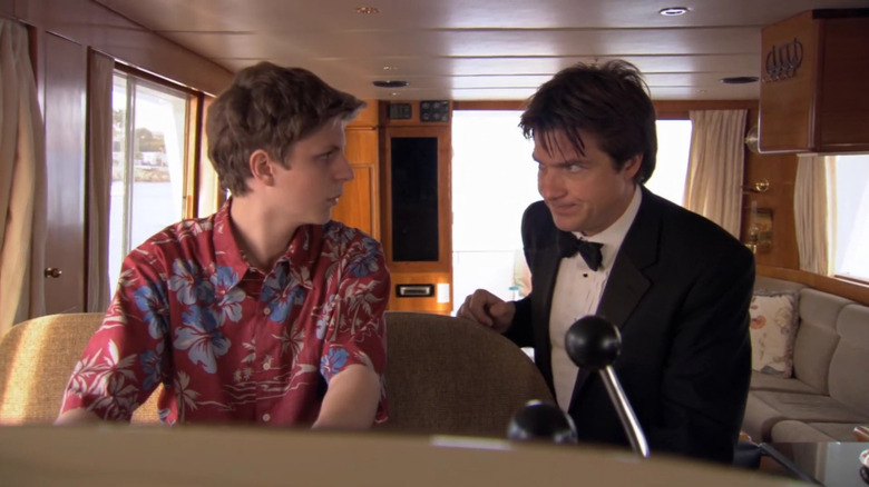 Jason Bateman como Michael conversando com Michael Cera como George em um barco em Arrested Development