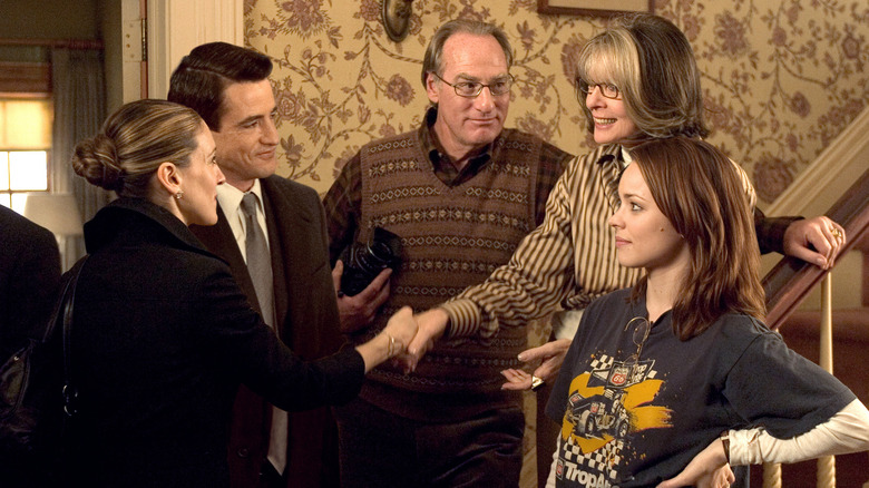 Meredith, Everett, Kelly, Sybil, and Amy on a staircase greeting each other in The Family Stone