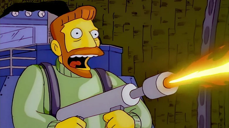 Hank Scorpio dispara um lança-chamas em Os Simpsons