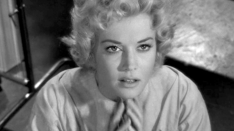 Donna Douglas no episódio de Twilight Zone, Eye of the Beholder