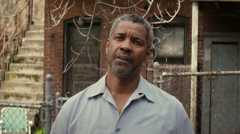 Troy Maxon se encuentra en el patio trasero de su casa en Fences.