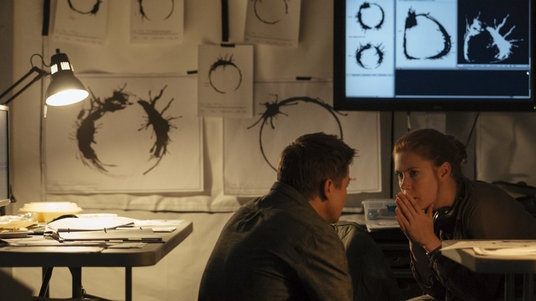 Jeremy Renner and Amy Adams in Arrival