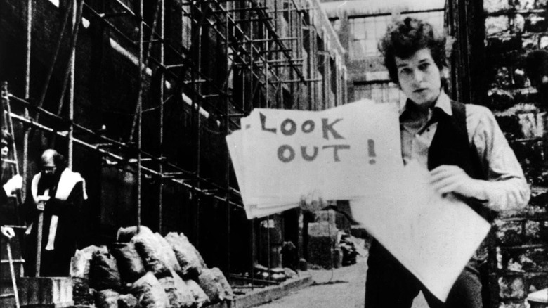 Bob Dylan holding cue cards