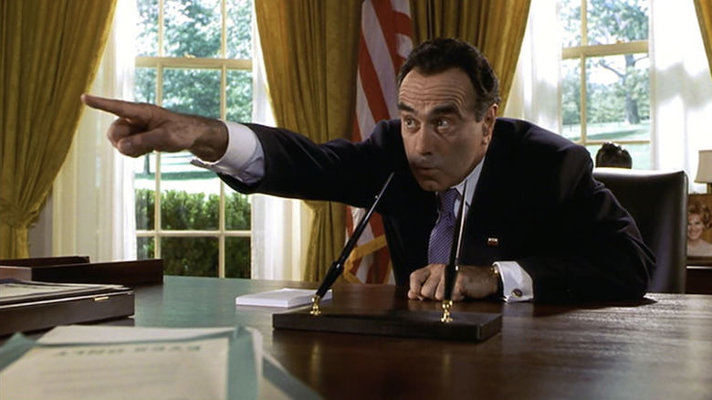 Dan Hedaya como Richard Nixon gesticulando en la Oficina Oval de Dick