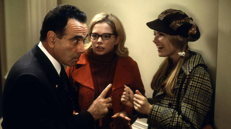 Dan Hedaya as Nixon with Michelle Williams as Arlene as he points at Kirsten Dunst's Betsy in Dick