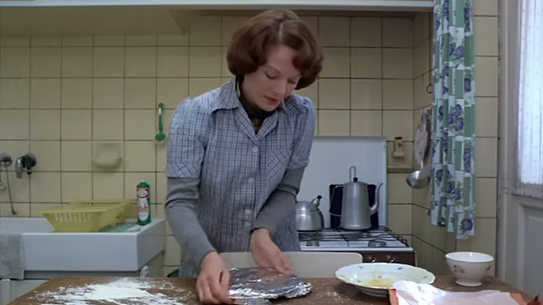 Jeanne Dielman cutting veal