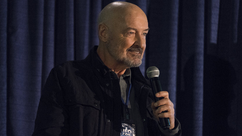 Terry O'Quinn speaks at a UFO conference on Resident Alien