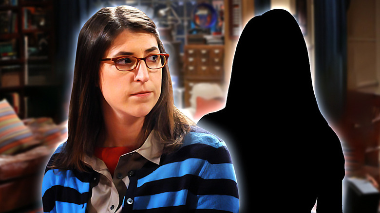 Mayim Bialik como Amy em Big Bang Theory ao lado da sombra