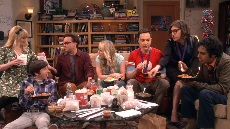 Bernadette, Howard, Leonard, Penny, Sheldon, Amy, and Raj eating in the living room on The Big Bang Theory