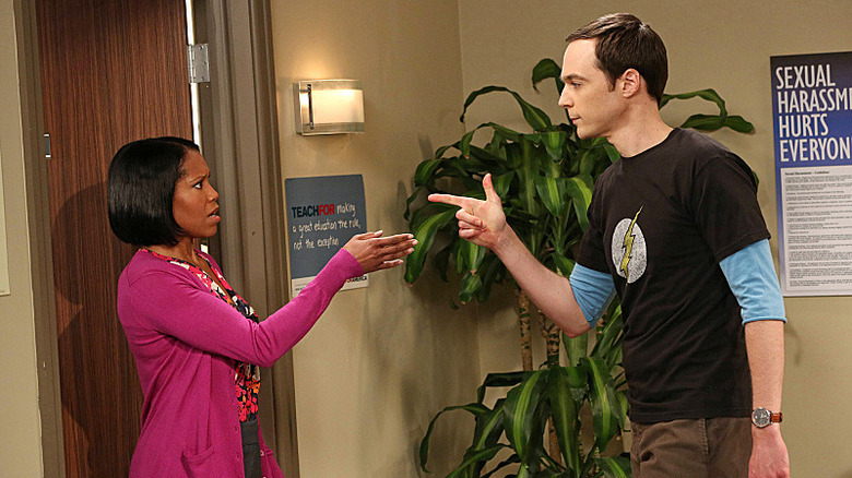 Janine Davis and Sheldon Cooper pointing at each other on The Big Bang Theory