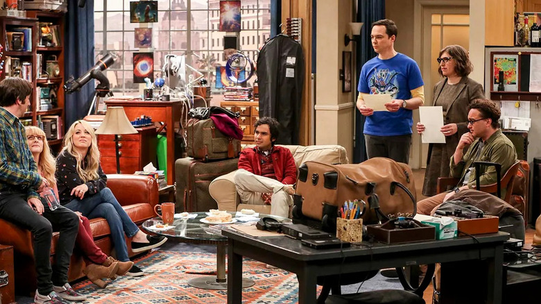 Howard, Bernadette, Raj, Penny, Sheldon, Amy y Leonard en la sala de The Big Bang Theory