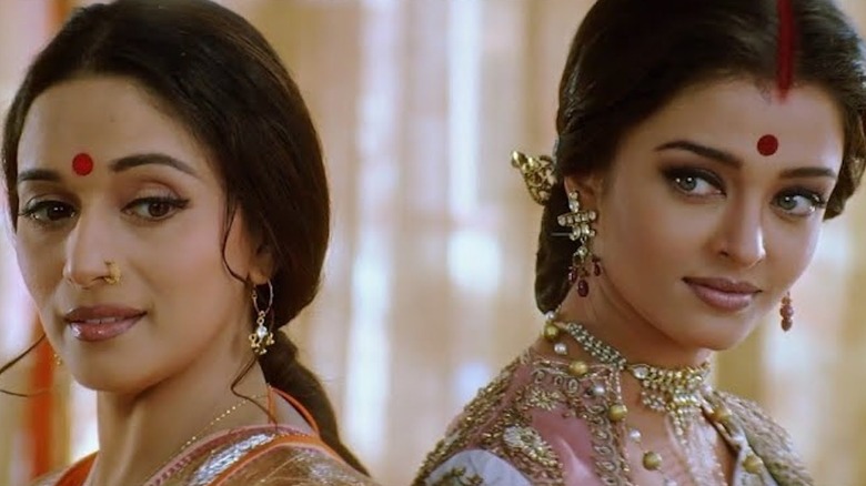 Madhuri Dixit and Aishwarya Rai sing in Devdas