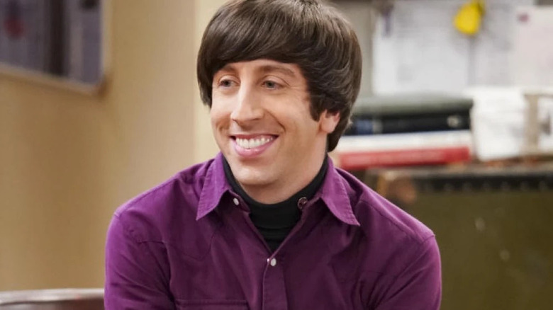 Howard sorrindo, botão roxo, gola alta preta, Big Bang Theory