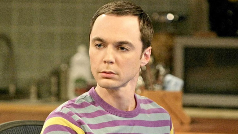 Sheldon assiste A Teoria do Big Bang