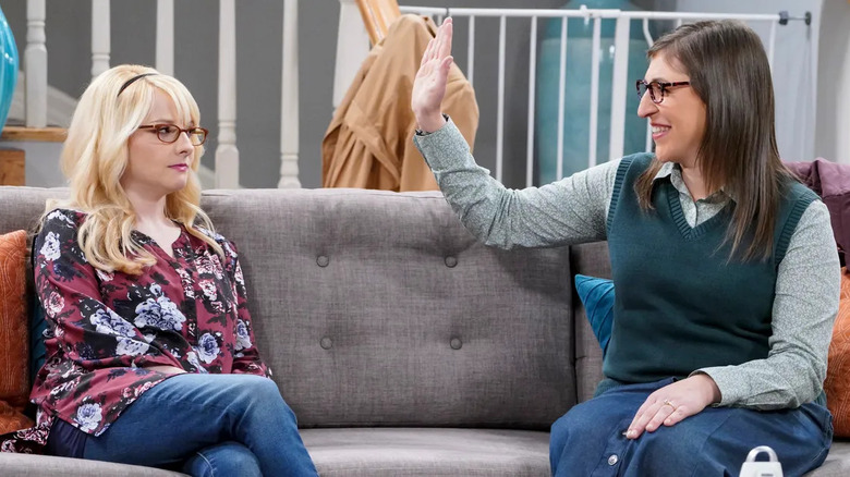 Bernadette e Amy no sofá em The Big Bang Theory