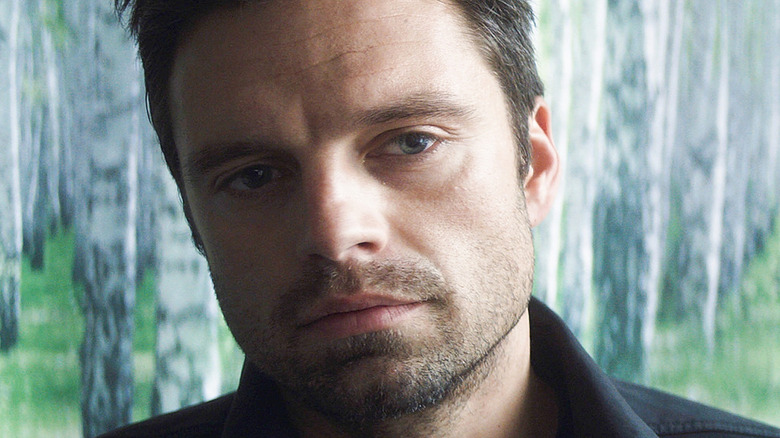 Bucky Barnes dari Sebastian Stan terlihat serius di Falcon dan The Winter Soldier