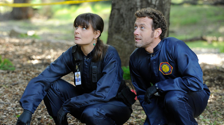 Temperance y Hodgins en la escena del crimen de huesos