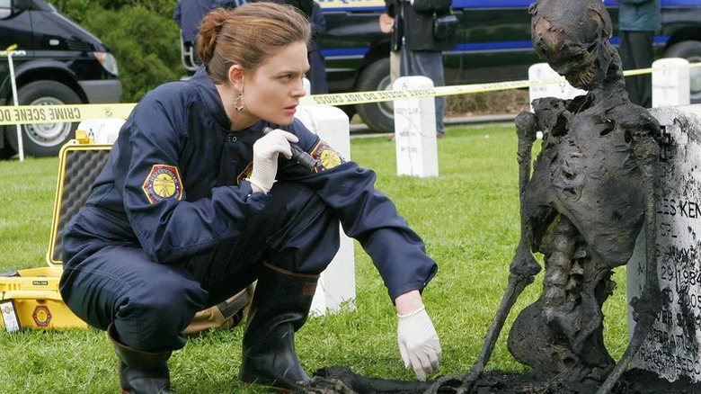 Temperança de Emily Deschanel Brennan investigando restos esqueléticos em ossos