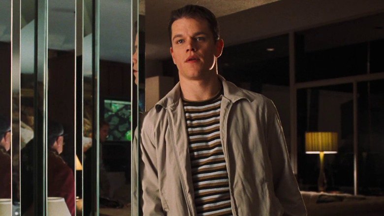 Matt Damon as Linus Caldwell leaning up a wall in Danny's house in Ocean's Eleven