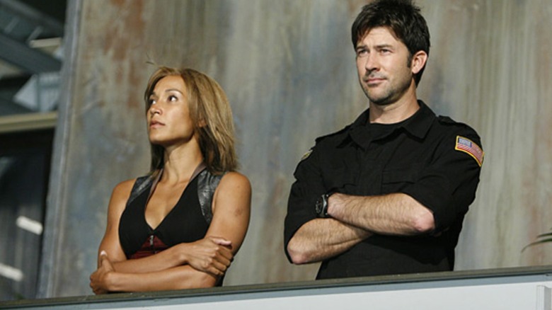 Teyla Emmagan e coronel Sheppard olhando para o horizonte de São Francisco em Stargate Atlantis