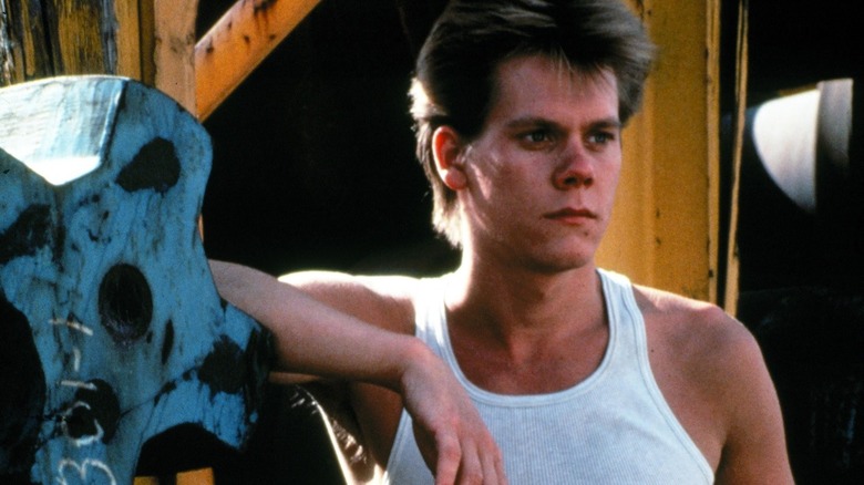 Ren de Kevin Bacon com sua blusa de tanque branco em Footloose (1984)