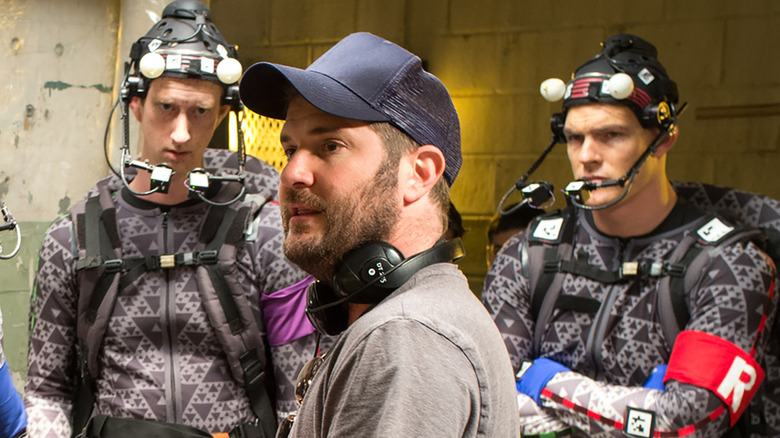 Noel Fisher, Jeremy Howard, Alan Ritchson e Pete Ploszek in Motion Capture Suits, com o diretor Jonathan Liebesman, no set de Teenage Mutant Ninja Turtles (2014)