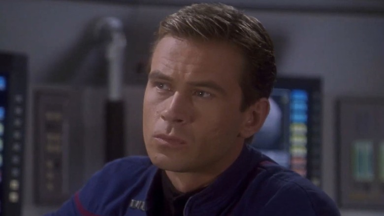 A viagem de Connor Trinneer, Tucker, parecendo sério em Star Trek: Enterprise