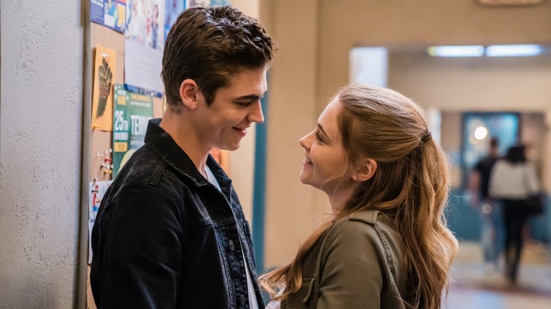 Hardin e Tessa sorrindo depois do cinema