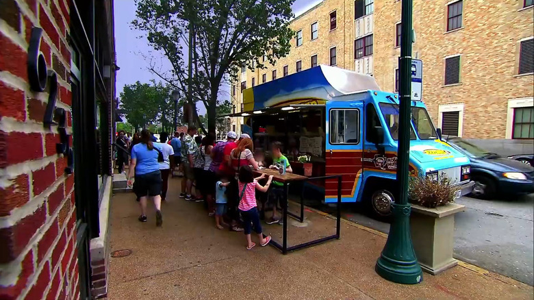 Screenshot from The Great Food Truck Race (season 5)