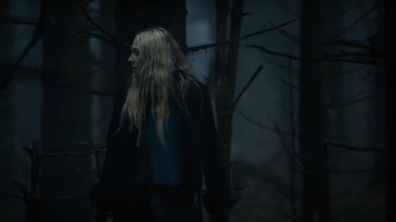 Mina/Lucy, interpretada por Dakota Fanning, deambula por un bosque oscuro en The Watchers