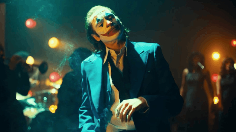 O Coringa segurando um cigarro em Joker: Folie a Deux