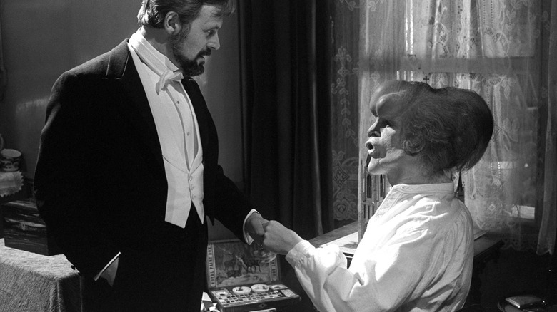 Anthony Hurt sebagai Dr. Frederick Treves mengobrol dengan John Hurt sebagai John Merrick di The Elephant Man