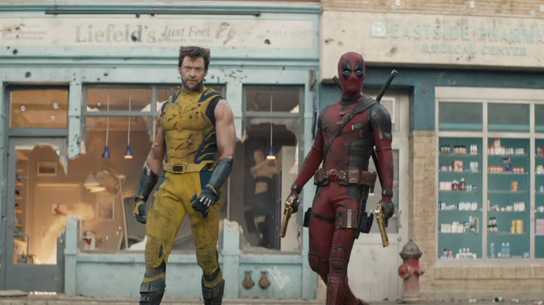 Deadpool e Wolverine caminhando em frente à loja Just Feet de Liefeld