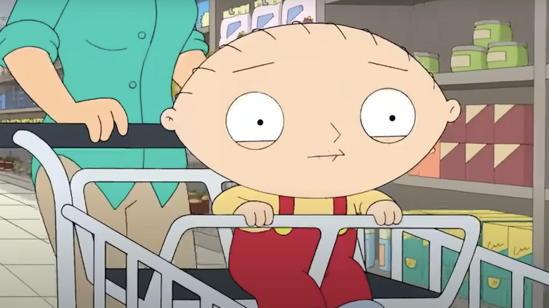 Stewie Griffin sentada en un carrito de compras de Padre de familia