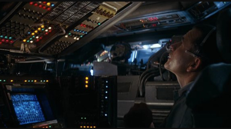 Ian Holm se instala em sua estação no Nostromo em Alien