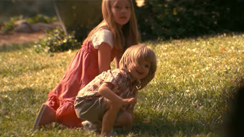 Cobb's kids in the yard in Inception