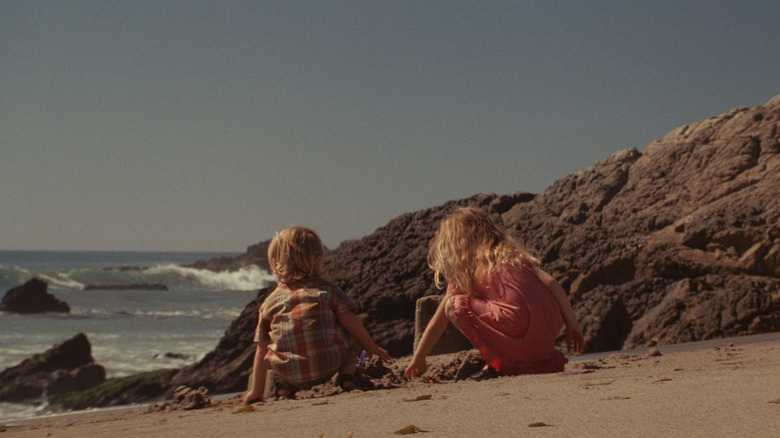 Os filhos de Cobb na praia em Inception