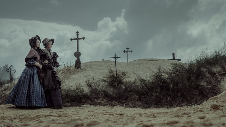 Ellen y su novio caminan por un cementerio en Nosferatu