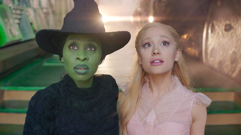 Elphaba e Galinda parecem maravilhadas em Wicked