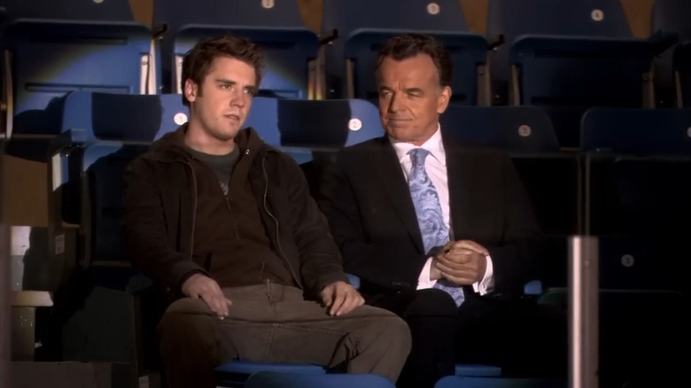 Bret Harrison (Sam Oliver) and the Devil (Ray Wise) talking on "Reaper."