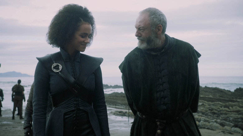 Liam Cunningham y Nathalie Emmanuel en Juego de Tronos